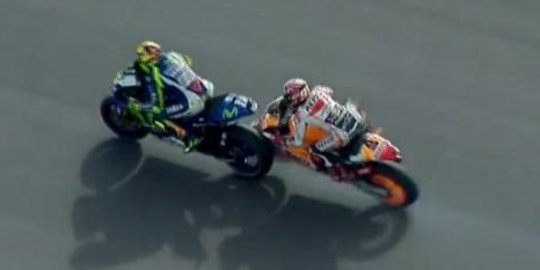 5 aksi salip paling menegangkan rossi vs marquez di motogp