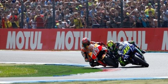 5 aksi salip paling menegangkan rossi vs marquez di motogp