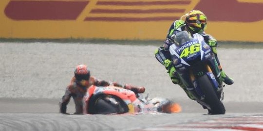 5 aksi salip paling menegangkan rossi vs marquez di motogp