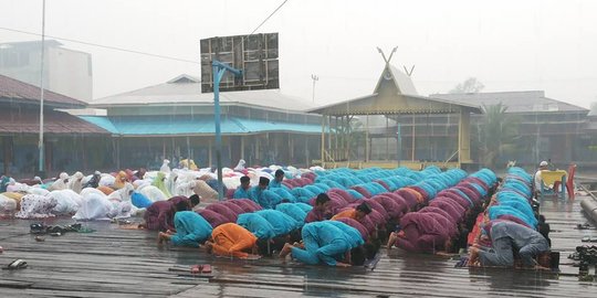 Hujan turun di tengah khusyuknya salat Istisqa di Riau