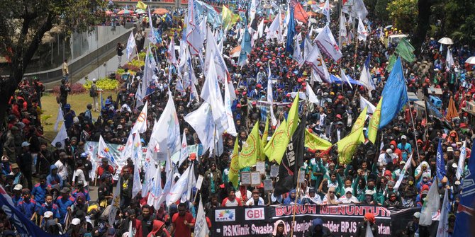 Tuntut KHL & UMK, ribuan buruh blokir kawasan industri di Purwakarta