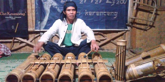 Cari alat musik karinding, di sini tempatnya!