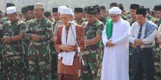 TNI dan warga gelar salat Istisqa di Malang