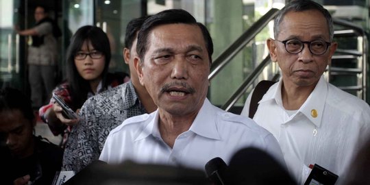 Luhut sebut pemadaman karhutla tergantung kondisi awan