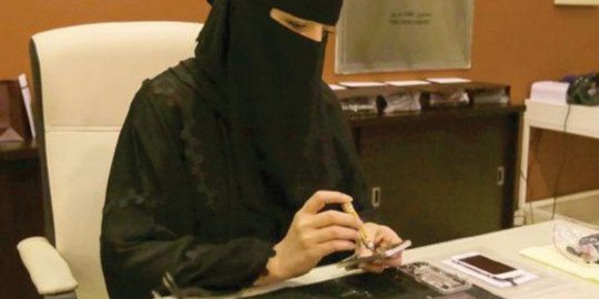 Perempuan Saudi ini sudah perbaiki 48.000 ponsel rusak