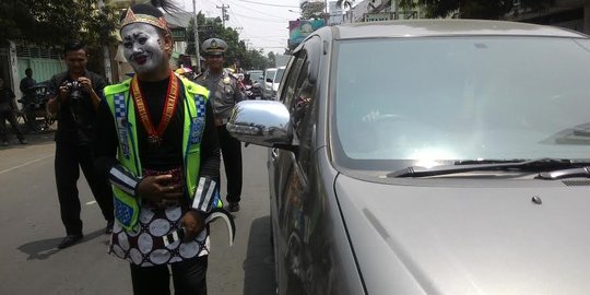 Gelar operasi simpatik, anggota Polres Pekalongan berkostum wayang