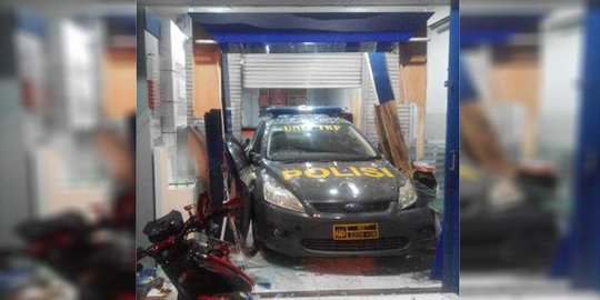 Mobil polisi seruduk kantor Bank di Jakarta Pusat