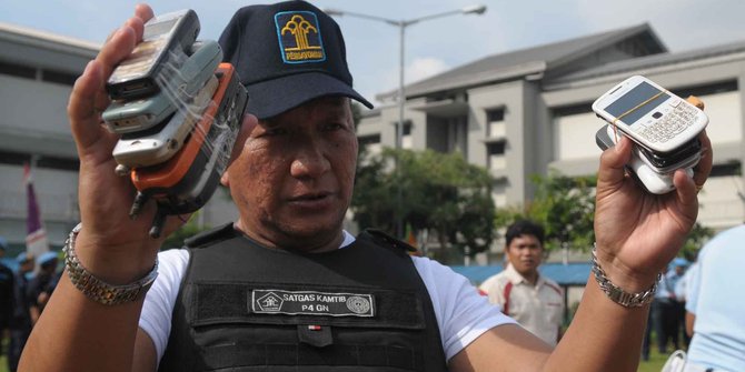 Puluhan handphone disita petugas dari Lapas Karawang