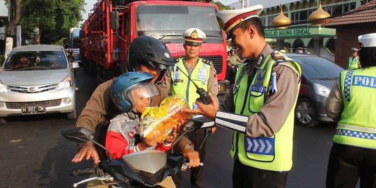 Dicegat polisi dikira ditilang, ternyata malah diberi helm