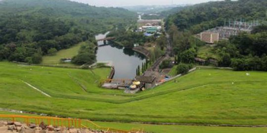 Air waduk Jatiluhur menyusut, pasokan listrik Jawa-Bali terancam