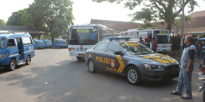 Penumpang terlantar, bus Malang-Tuban beroperasi dikawal polisi