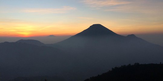 Menikmati keindahan sunrise dari Bukit Sikunir