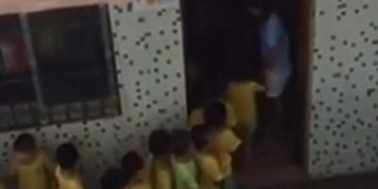 [Video] Guru di China pukuli kepala murid TK pakai tongkat