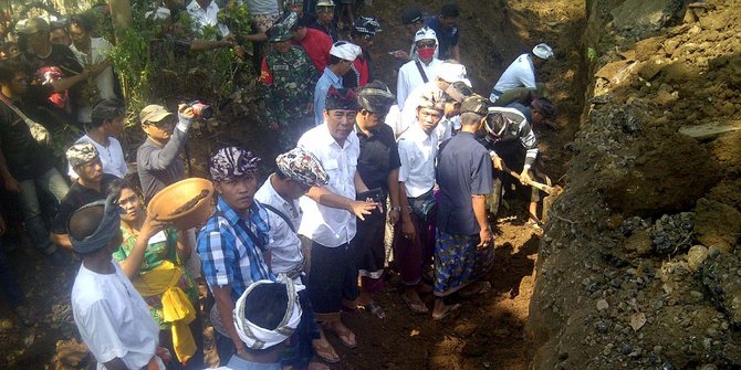 Cerita penggalian kuburan massal diduga eks PKI di tengah jalan desa