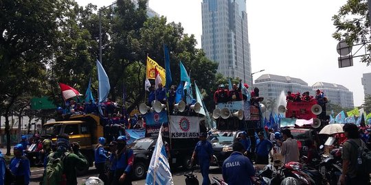 Buruh mulai datangi depan Istana, belasan personel sudah siaga