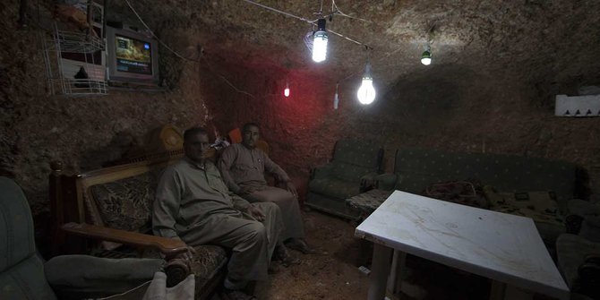 Pria Suriah bangun ruang bawah tanah untuk berlindung dari konflik