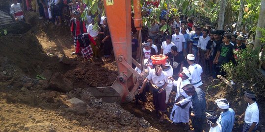 Usai kuburan dibongkar, jasad diduga eks PKI dikremasi tengah malam