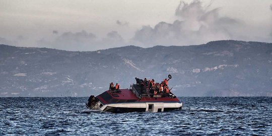 Panik histeris imigran gelap terombang-ambing di lautan Yunani