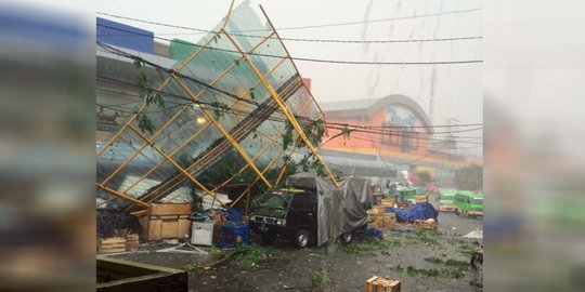 Angin kencang di Bogor, kulkas sampai terbang dan atap stasiun roboh