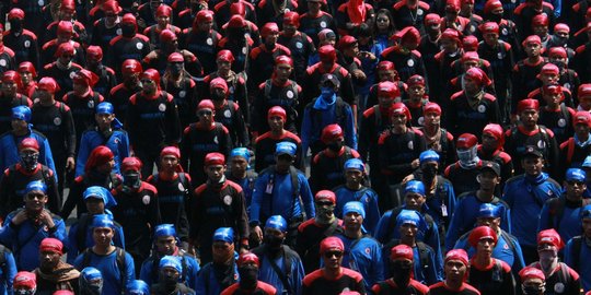 Tolak bubar, buruh baca salawat di tengah guyuran water cannon