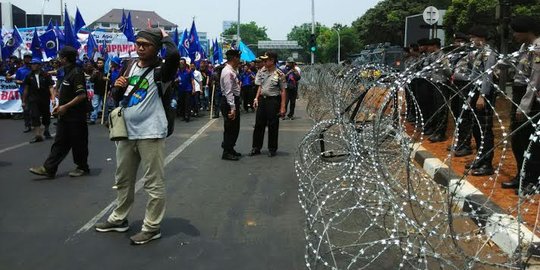 Buruh di depan Istana tak mau bubar, polisi semprotkan water cannon