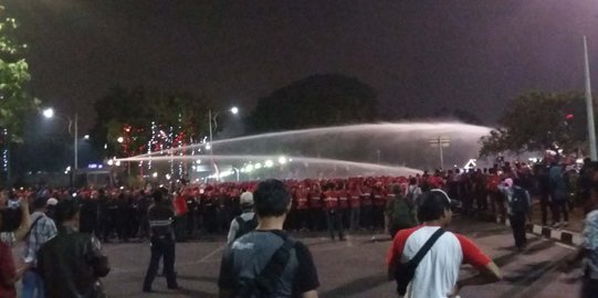 Ditembak gas air mata, buruh di depan Istana bubar
