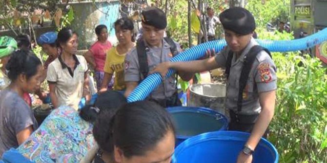 Bantu warga kekeringan, polisi bagikan air dengan water cannon