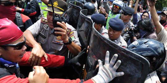 17 Buruh dan 2 pengacara LBH ditahan polisi saat bubarkan demo
