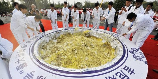 Bikin nasi goreng terbesar di dunia, China gagal raih rekor Guinness