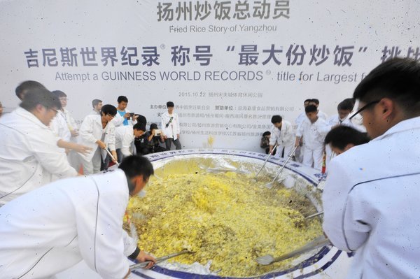 upaya pemecahan rekor nasi goreng terbesar dunia di yangzhou china