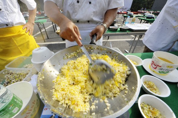 upaya pemecahan rekor nasi goreng terbesar dunia di yangzhou china