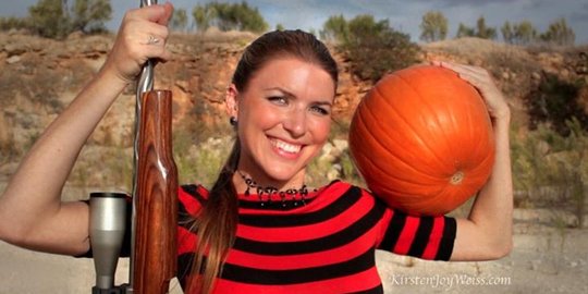 Unik, penembak profesional ini bikin labu Halloween dengan senapan