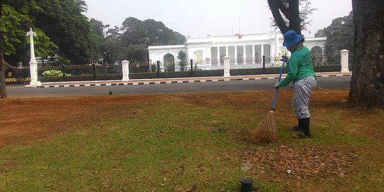 Kisah Bu Ijah, tukang sapu depan Istana Merdeka hidup pas-pasan