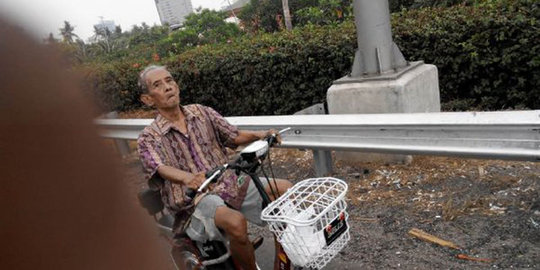 Kakek ini terobos jalan tol pakai motor elektrik