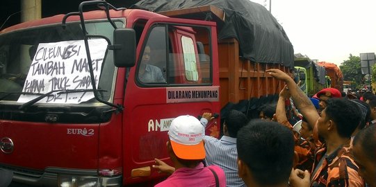 Dinas Kebersihan DKI tarik truk sampah yang diblokir di Cileungsi