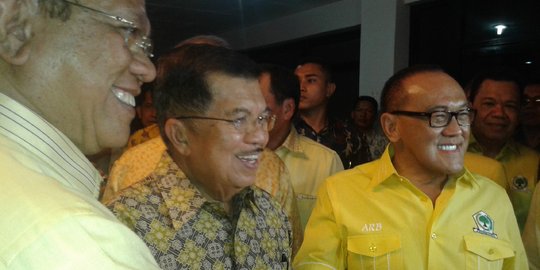 Malu-malu 'kucing' Golkar, dukung Jokowi tapi ogah lepas Prabowo