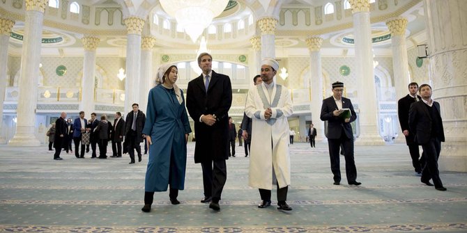 Menlu AS John Kerry berkunjung ke masjid pakai sepatu