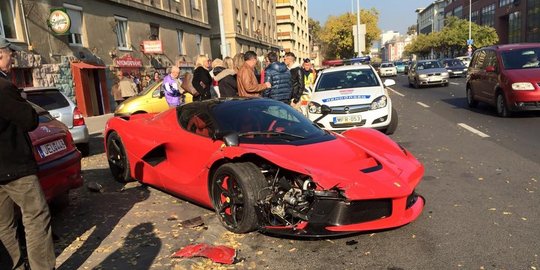 Hilang kendali, LaFerrari 'remukkan' tiga mobil parkir tak bersalah