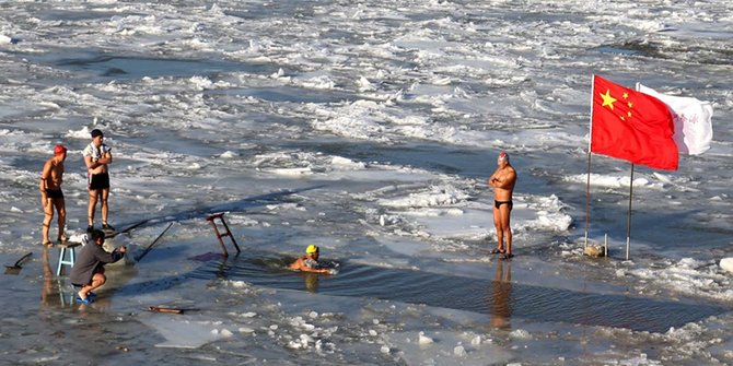 Aksi nekat warga China berenang di tengah sungai es