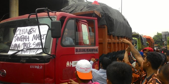 Tak hanya bau, truk sampah DKI sebabkan kecelakaan di Cileungsi