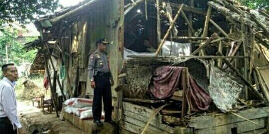 Bikin haru, Kapolres ini bantu ibu yang masak batu karena kelaparan