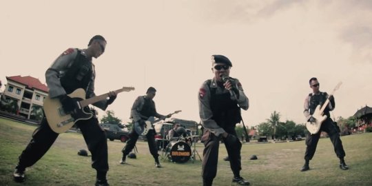 Bikin band rock, lima anggota Brimob curhat lewat lirik lagu