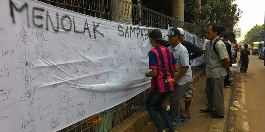 Jumlah warga Cileungsi yang hadang truk sampah DKI mulai berkurang