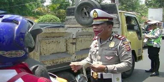 Gelar Operasi Zebra di Subang, polisi wajahnya dirias mirip badut