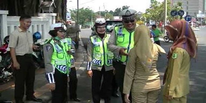 polisi sudang berpenampilan badut saat operasi zebra