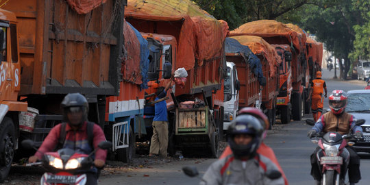 Akses ke Bantargebang diblokir, truk sampah DKI terlantar