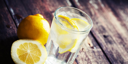 Terlihat menyehatkan, air lemon justru bisa bikin tubuh sakit