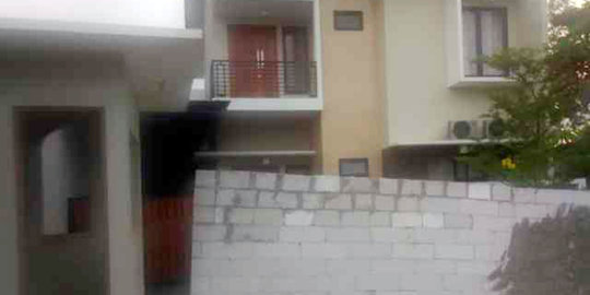 Rumah dua lantai di Bintaro ditembok warga