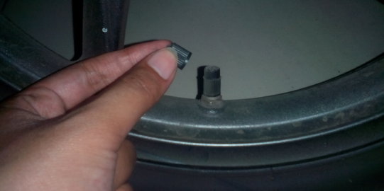 Jangan sepelekan, ini pentingnya tutup pentil ban!