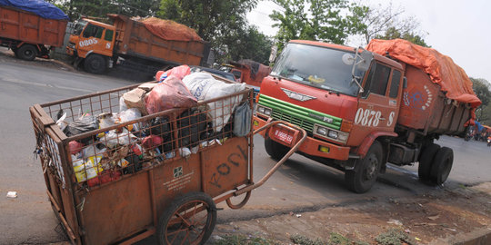 Gara-gara sampah, Ahok diserang dari segala penjuru